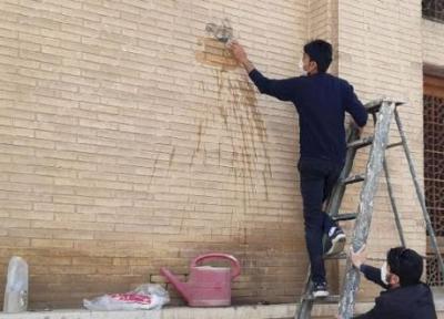 پاک سازی آثار آتش افروزی هنجارشکنان چهارشنبه سوری از بدنه کاخ هشت بهشت اصفهان