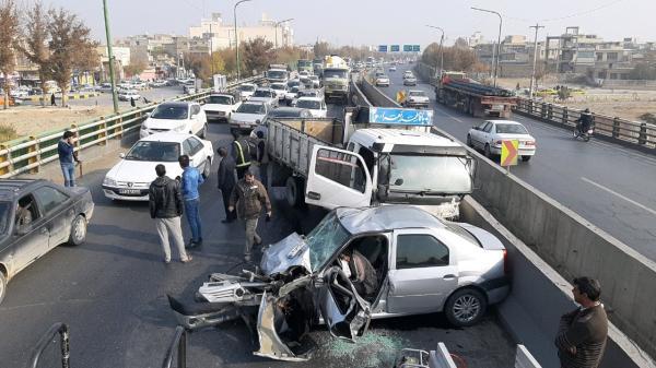 تصادف زنجیره ای در بزرگراه قزوین ، تهران 5 مصدوم بر جای گذاشت